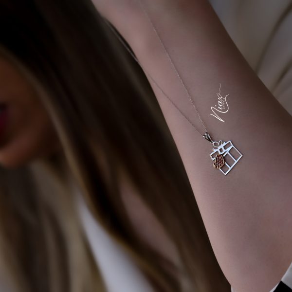 آویز جعبه کادویی