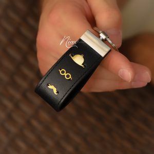 جاسوئیچی کلاه و سبیل و عینک
